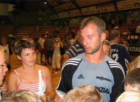 Thierry Omeyer umlagert von Autogrammj�gern.