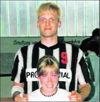 Melanie Pf�tzenreuther mit ihrem Handball-Idol  Klaus-Dieter Petersen im August 1995 in der KSV-Halle.
