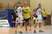 Karabatic und L�vgren  bei der Deckungsarbeit.