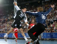 Dominik Klein erzielt gegen Koldings Anders Petersen sein ersten THW-Tor in der Ostseehalle.