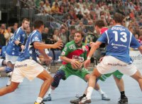 Mit vereinten Kr�ften: Robert Gunnarsson, Daniel Narcisse und Momir Ilic gegen Magdeburg.