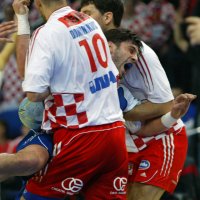 Kroatisches Markenzeichen: Harte Abwehrarbeit, die hier Bertrand Gille zu sp�ren bekommt