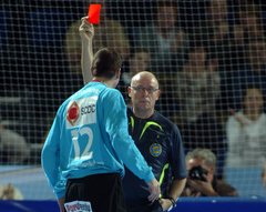 Rote Karte f�r Nebojsa Stojinovic nach Foul an Henrik Lundstr�m.