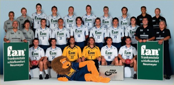 Oben von links: Physioth. Hubert, Physioth. Lorenz, Immel, M. Müller, Lochman, Oechsler, Jörgensen, Tiedtke, Co-Trainer Rack, Co-Trainer Wilde;Mitte von links: Arzt Dr. Petermann, Arzt Dr. Rachor, Volk, Holmgeirsson, Wolf, Grimm, Oben von links: Physioth. Hubert, Physioth. Lorenz, Immel, M. Müller, Lochman, Oechsler, Jörgensen, Tiedtke, Co-Trainer Rack, Co-Trainer Wilde;Mitte von links: Arzt Dr. Petermann, Arzt Dr. Rachor, Volk, Holmgeirsson, Wolf, Grimm,