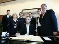 Auch die franz�sischen Nationalspieler Thierry Omeyer  und Nikola Karabatic durften sich in das Goldene Buch  der Stadt Kiel eintragen.