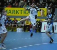 �berragend: Stefan L�vgren setzt sich zu einem seiner 10 Tore durch.