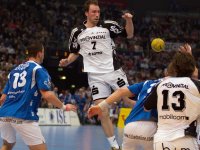 Vid Kavticnik (Mitte) traf insgesamt acht Mal und verwandelte vier seiner f�nf Strafw�rfe sicher.