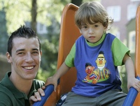 Dominik Klein  beim Besuch des mukoviszidosekranken Fynn-Lasse (4)  in einem Kieler Krankenhaus.