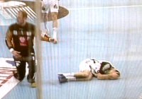 San Antonios Keeper Kasper Hvidt foulte Dominik Klein beim Gegensto� r�de. Gl�cklicherweise konnte "Mini" nach einer kurzen Behandlungspause weiterspielen.