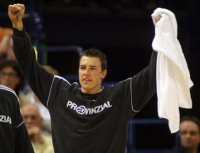 Dominik Klein jubelt auf der Kieler Bank.