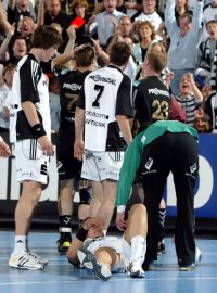 Schl�sselszene: Joachim Boldsen sieht die Rote Karte.