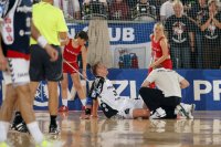 Filip Jicha liegt verletzt am Boden.