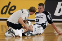 Physiotherapeut Dennis Missling behandelt Filip Jicha.