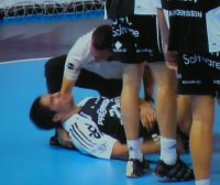 Nikola Karabatic verletzte sich in der 34. Minute an der Schulter.