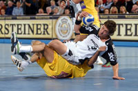 Kampf am und im Kreis: Marcus Ahlm behauptet aber den Ball.