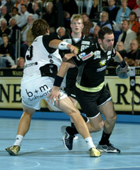 Kam vom TuS N-L�bbecke nach Hamm: Dirk Hartmann (hier im Zweikampf mit Marcus Ahlm)