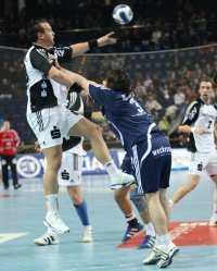 Christian Zeitz wird von Friesenheims Tim Beutler attackiert.