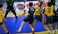 Nikola Karabatic bricht durch die schwedische Abwehr.