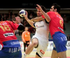 Karabatic zwischen Romero und Garabaya.