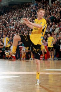 Karol Bielecki bei seinem ersten Einsatz im L�wen-Dress: Siebenmetererfolg in Flensburg.