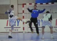 Filip Jicha (zehn Tore) scheitert zun�chst an Francois Chapon, verwandelt dann aber den Nachwurf - sehr zum Unwillen der Zuschauer, die auch den Nachwurf nicht hinter der Linie gesehen hatten.