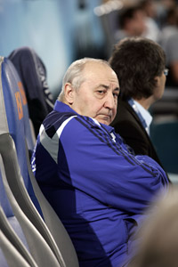 G�stetrainer Wladimir Maximow sa� nur selten so "friedlich"  auf der Bank.