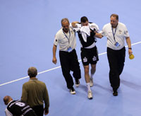 Dominik Klein wird nach der Attacke von David Davis in die Kabine gef�hrt.