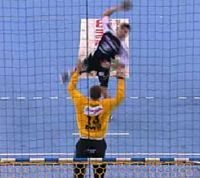 Nikola Karabatic verwandelt sicher einen Strafwurf.