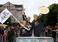 Christian Zeitz, Thierry Omeyer und Stefan L�vgren bei der Ankunft am Rathaus.