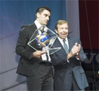 Der CL-Torsch�tzenk�nig der vergangenen Saison, Kiril Lazarov, loste die Gruppen aus.