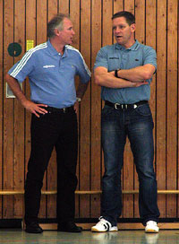 Alfred Gislason lie� seine  Mannschaft schon vor dem Anpfiff bei einem Sprintttraining schwitzen.