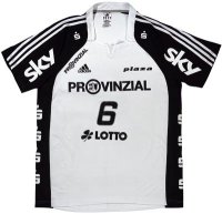 Das neue wei�e Fantrikot: ab 25. August im Handel.