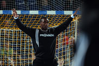 Herdeiro Lucau (hier beim Warmmachen vor  dem Spiel) feierte in den Schlussminuten einen begeisternden  Einstand.