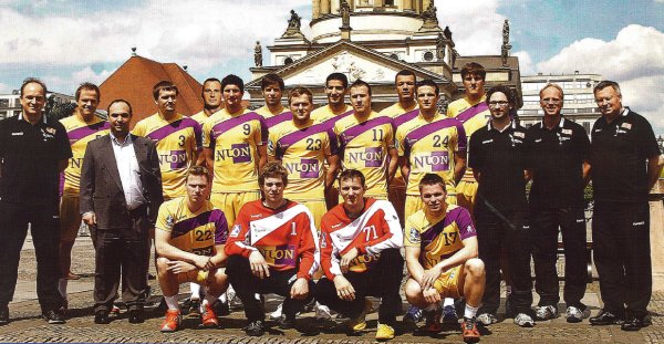 Stehend von links: Trainer Lommel, Strand, Gesch�ftsf�hrer Hanning, Kubisztal, Rivera-Vieco, Detlof, Bult, Boese, El Fakharany, Richwien, Caillat, Jaszka, G�de, Physioth. Kittmann, Arzt Bentzin, Betreuer Klavehn;