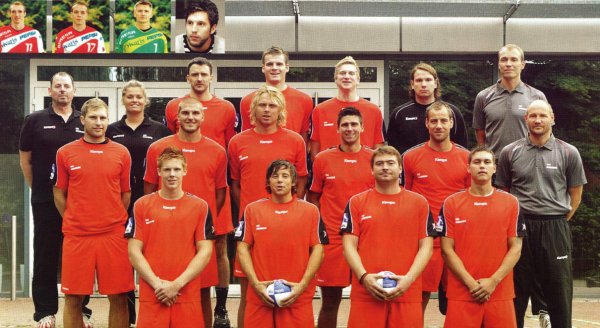 Ganz oben links: Glandorf, Sprem, Gentzel, Karlsson;Oben von links: Betreuer Gierveld, Physioth. Loebnitz, Przybecki, Sz�cs, E. Rigterink, Katsigiannis, Co-Traomer B�ltmann;Mitte von links: Weinhold, Myrhol, Mamelund, Mickal, Machulla, Trainer