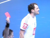 Nach einem vermeintlichen Ellenbogencheck gegen Johnny Jensen sah Kreisl�ufer Jens Tiedtke die rote Karte.