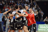 Weiterhin ungeschlagen: Die Mannschaft feiert den Sieg in der Color-Line-Arena.