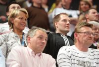 THW-Gesch�ftsf�hrerin Sabine Holdorf-Schust verfolgte neben Ex-Zebra Mattias Andersson das Spiel.