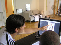 Kapit�n Marcus Ahlm betrachtet seine Fotos auf dem Computer.