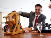 Aufsichtsrats-Vorsitzender Klaus-Hinrich Vater loste die neuen Pl�tze aus.