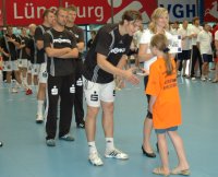 Marcus Ahlm bekam eine Figur von einem M�dchen aus der Tschernobyl-Region �berreicht.