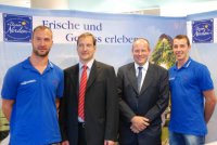 Die THW-Spieler mit den coop-Vorstandsmitgliedern Gerd M�ller und Detlef Schmidt.