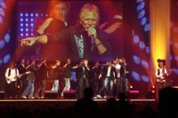 De H�hner lie�en die Karawane �ber die gigantische B�hne ziehen.