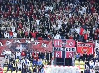 Die mazedonischen Fans in der nicht ganz auzsverkauften Halle "Boris Trajkovski".