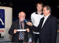 "Gl�cksfee" Klaus-Dieter "Pitti" Petersen loste dem THW ein Ausw�rtsspiel bei der SG Flensburg-Handewitt zu. 