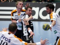 Nicht zimperlich ging Koldings-Abwehr zur Sache: Das bekam auch Filip Jicha zu sp�ren.