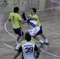 Schwerstarbeit f�r THW-Kapit�n Marcus Ahlm am Kreis - die F�chse k�mpften mit allen erlaubten und unerlaubten Mitteln.