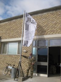 Eine THW-Fahne weht auch heute Abend in der afghanischen W�ste. Tony B�chler hat f�r sie extra einen Mast konstruiert, der den Sandst�rmen trotzt.