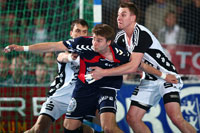 Rackern in der Abwehr: Momir Ilic und Filip Jicha gegen Jacob Heinl.