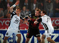 Christian Zeitz und Igor Anic rangeln mit Kreisl�ufer "Paco" F�lser.